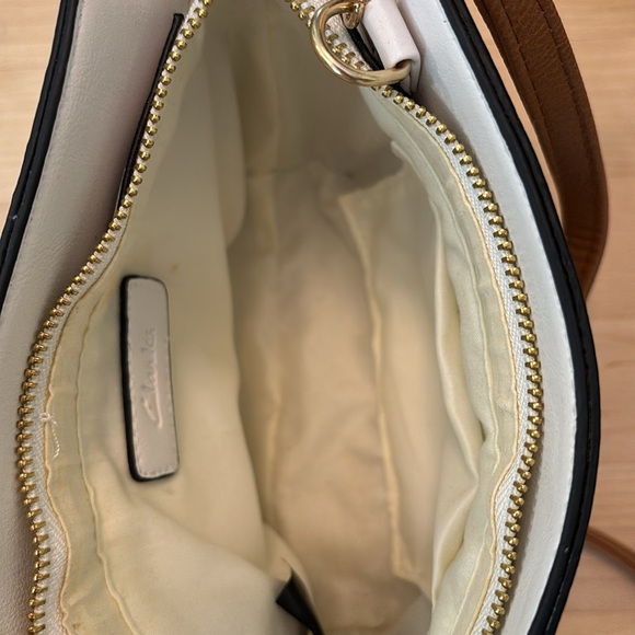 Clark’s crossbody purse/wristlet, adjustable removable straps, white and brown - Picture 4 of 4